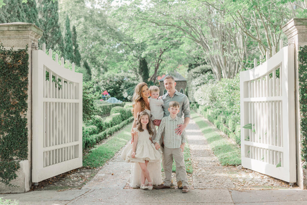 Best Charleston Family Portrait Locations (Local Photographer Guide) Where to Take Family Photos in Charleston, SC Kid-Friendly Family Photo Locations in Charleston Laura and Rachel Photography