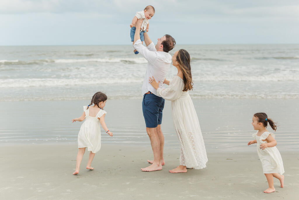 Best Charleston Family Portrait Locations (Local Photographer Guide) Where to Take Family Photos in Charleston, SC Kid-Friendly Family Photo Locations in Charleston Laura and Rachel Photography